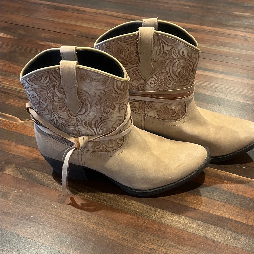 Dingo Women’s Faux Lether Embossed Cowgirl Boot